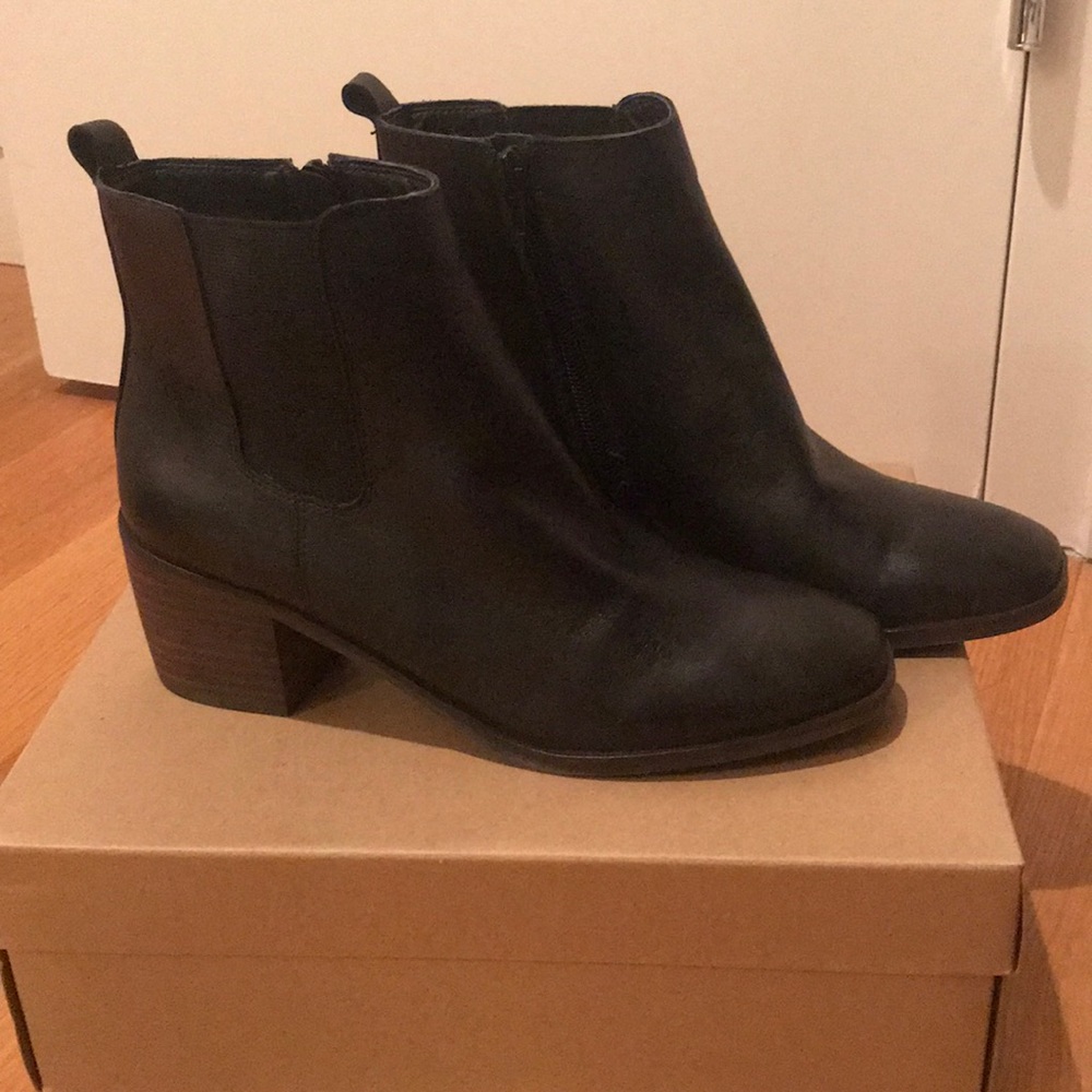 BRAND NEW LUCKY BLACK LEATHER BOOTIES